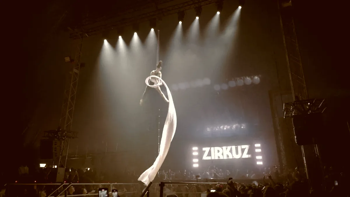 Numéro de tissu aérien pendant la nuit ZIRKUZ
