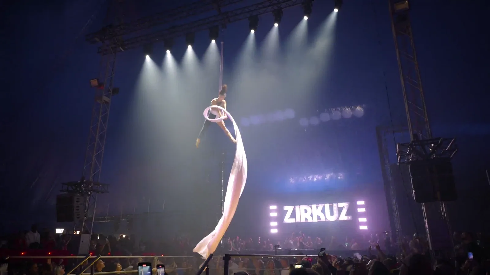 Image extraite de l'aftermovie ZIRKUZ 2025 : foule et lumière chaude
