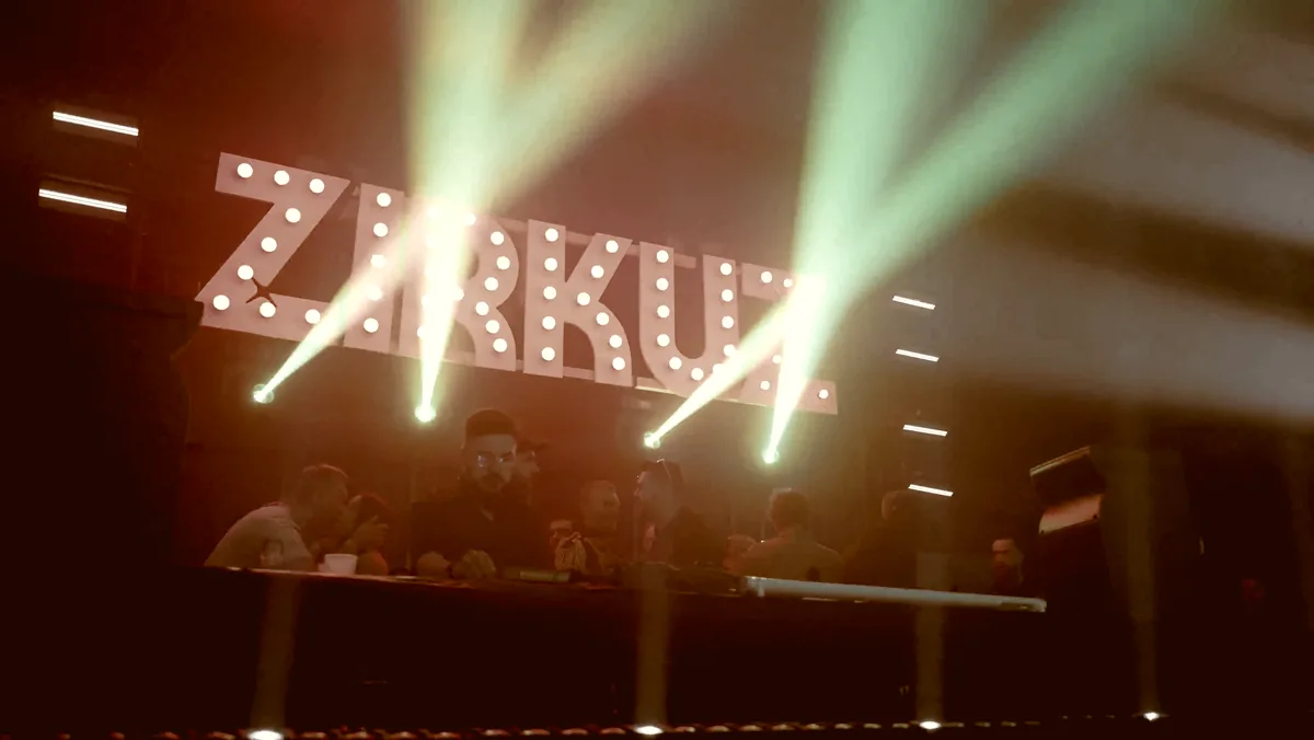 Faisceaux laser et fumée au-dessus du dancefloor
