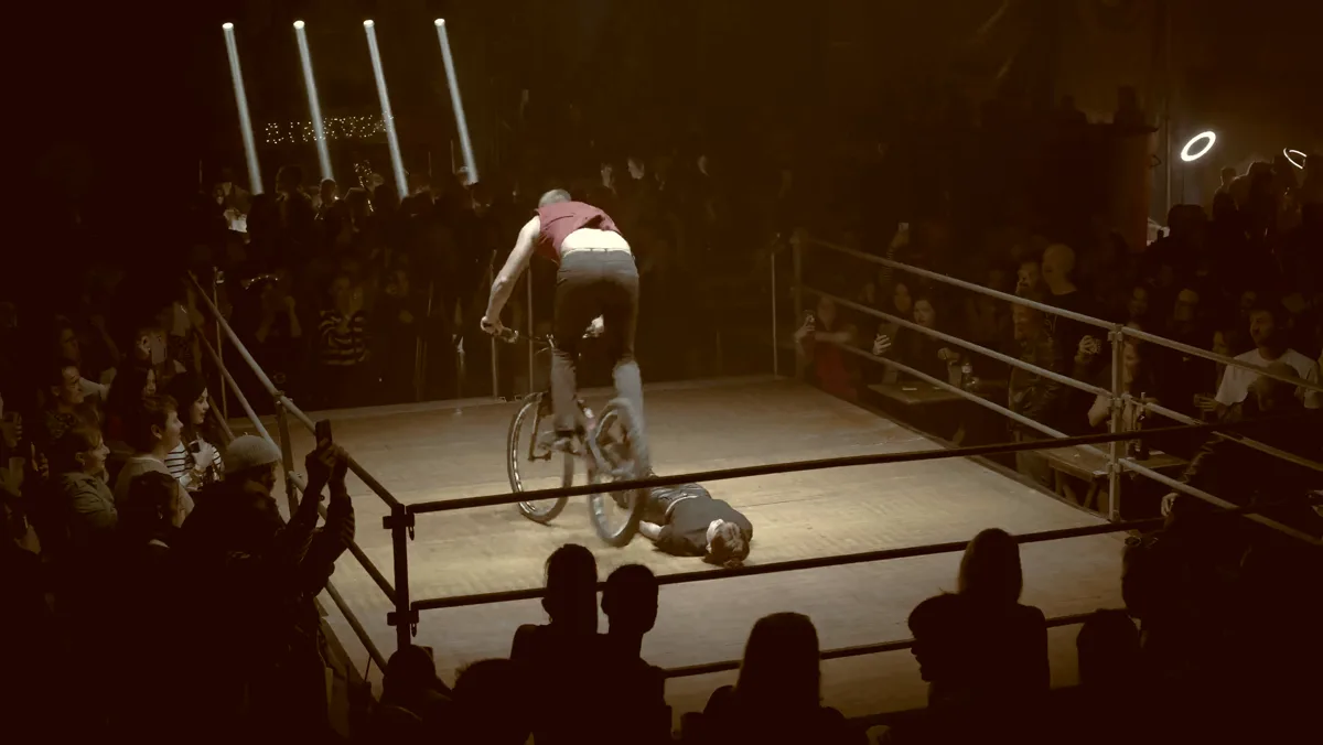 Numéro de cirque en piste devant le public de ZIRKUZ 2025