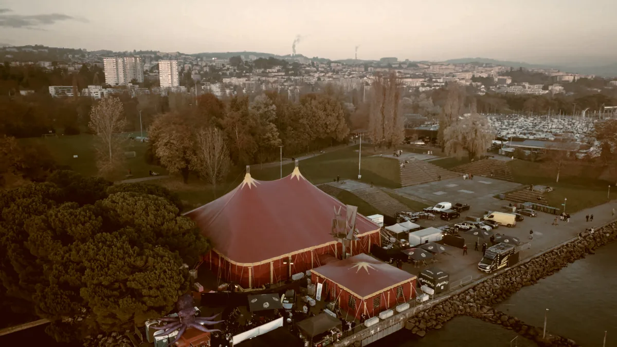 Vue du site des Pyramides de Vidy à Lausanne de nuit